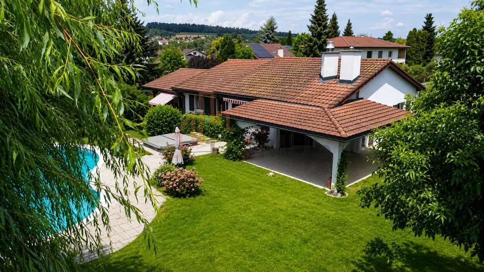 Villa individuelle avec piscine sur magnifique parcelle arborisée