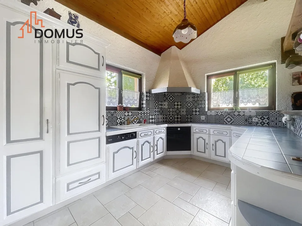Villa individuelle avec piscine sur magnifique parcelle arborisée