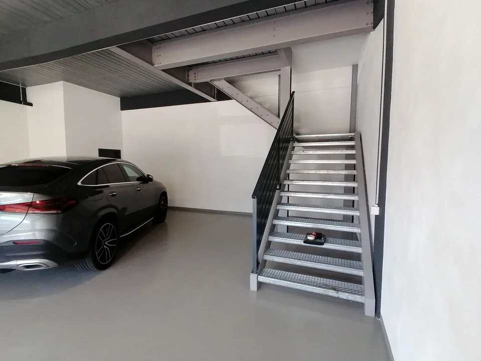 Halle mit einer Fläche von 120 m2 im Erdgeschoss