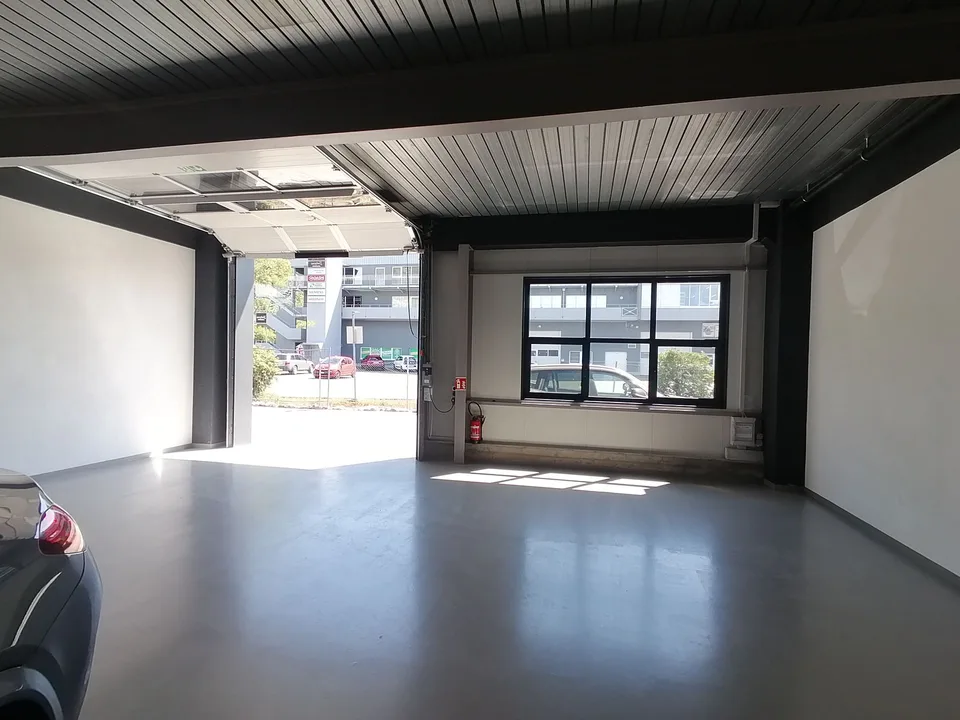 Halle d'une surface de 120 m2 au Rez