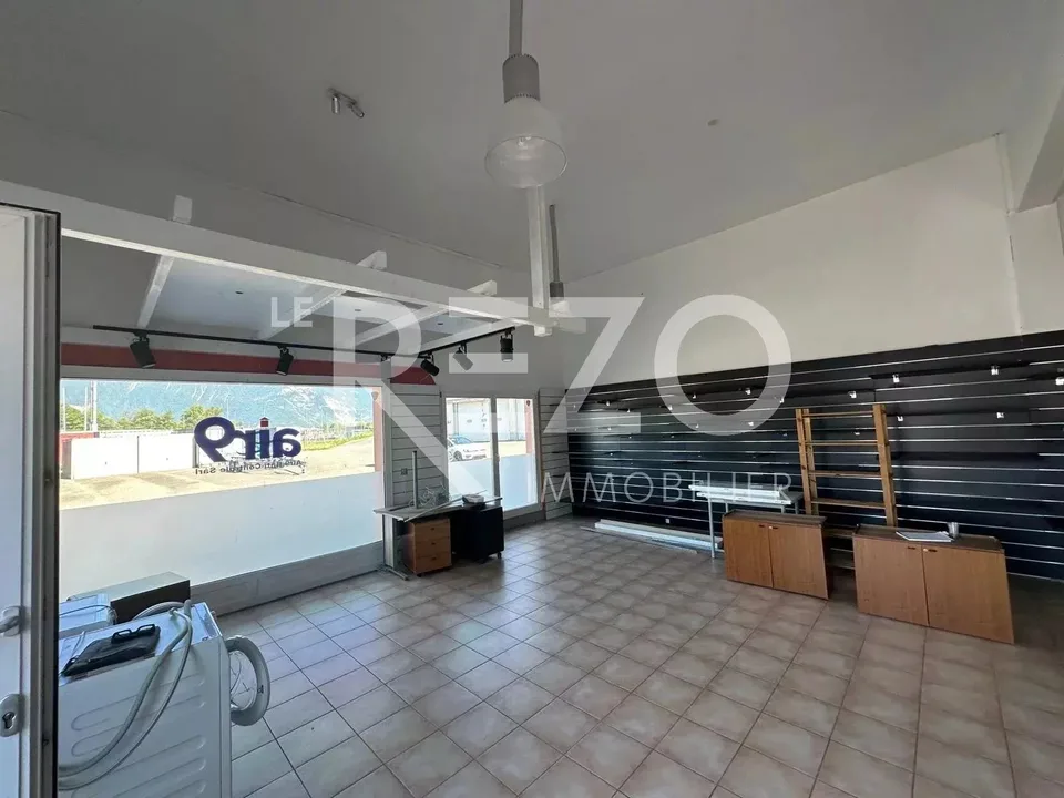 Arcade 120 m² sur 2 niveaux avec mezzanine et 3 places de parc