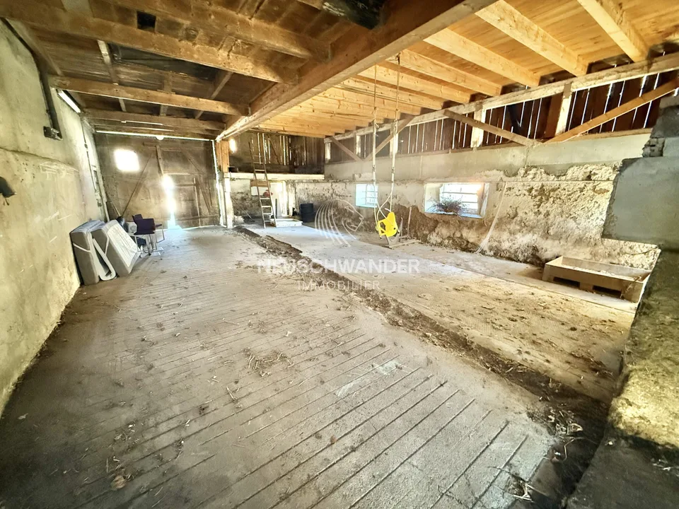 Située dans le village de Courchapoix spacieuse grange à louer