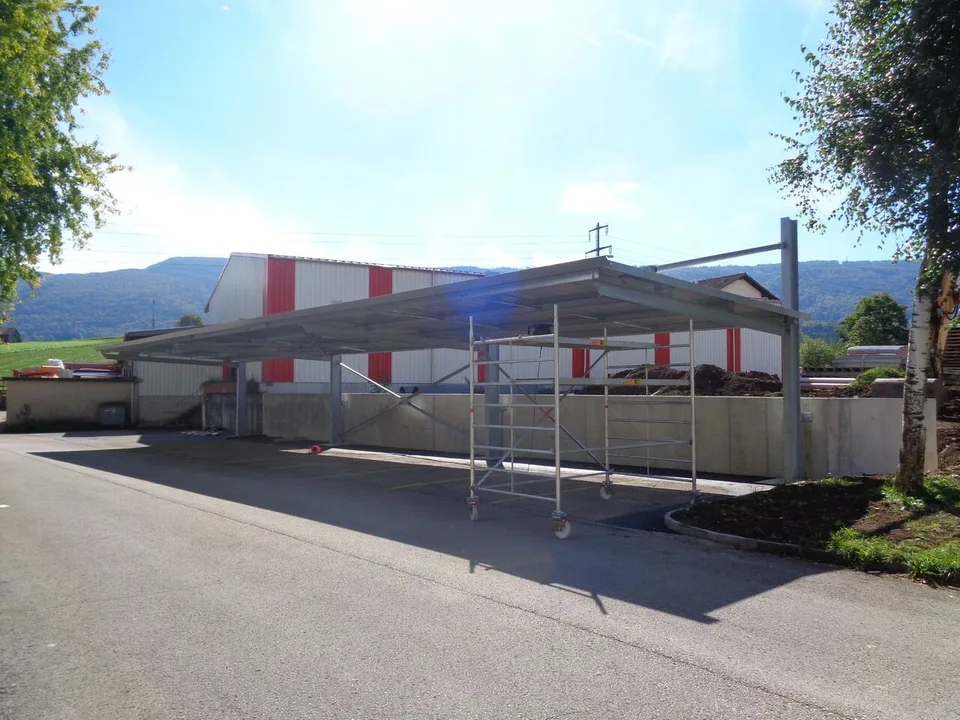 Un posto auto coperto disponibile a Courtételle