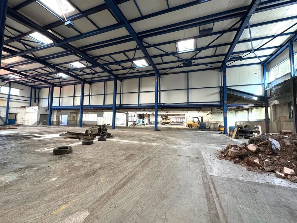 À St Ursanne, grands espaces 170 m2, 221 m2, 238 m2,374 m2, 558 m2