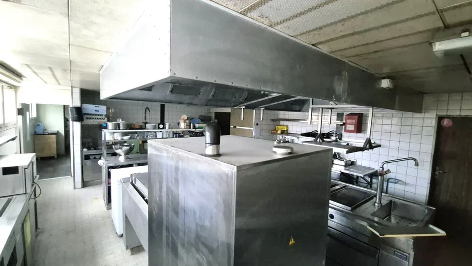 Immobile di ristorazione rappresentativo con sala eventi e terrazza in posizione sul Reno – foto 8 di 13