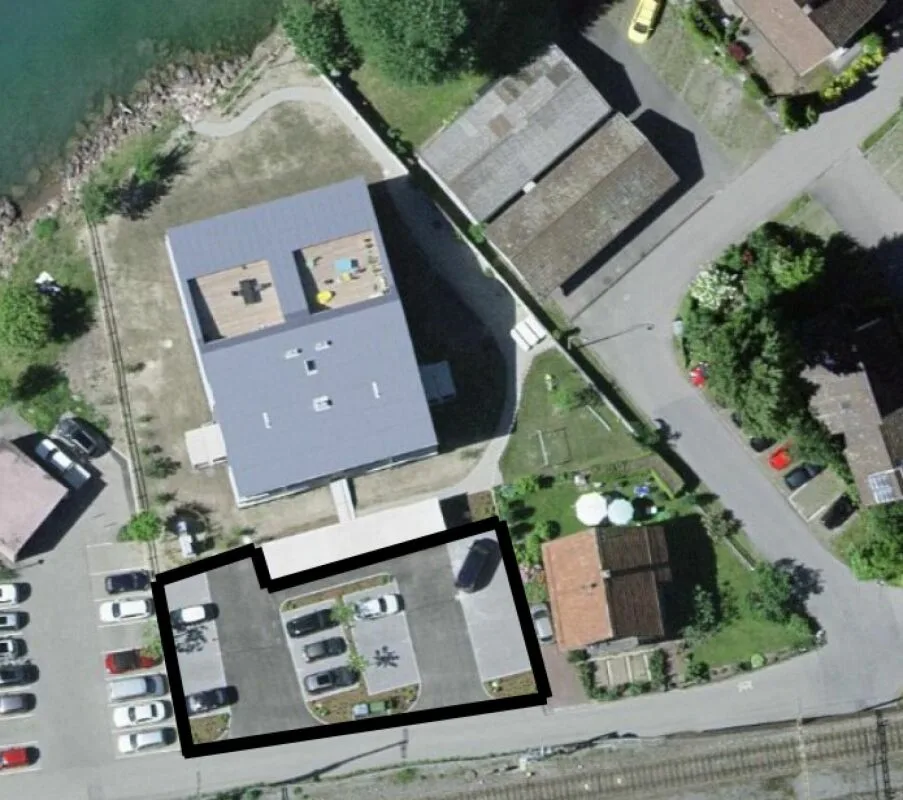 Parkplatz direkt am See