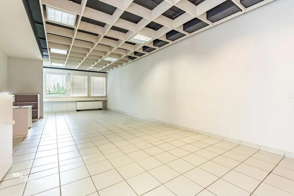 Spazio amministrativo moderno e luminoso