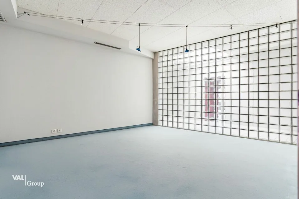 Spazio amministrativo moderno e luminoso