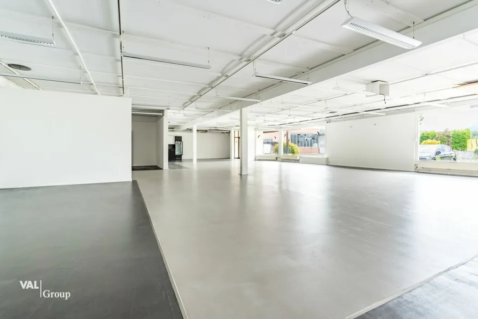 Spazio amministrativo moderno e luminoso