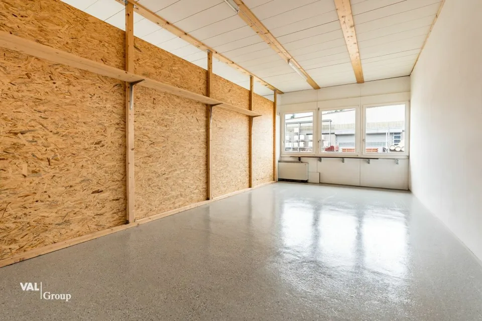 Spazio amministrativo moderno e luminoso