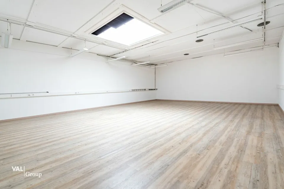 Spazio amministrativo moderno e luminoso