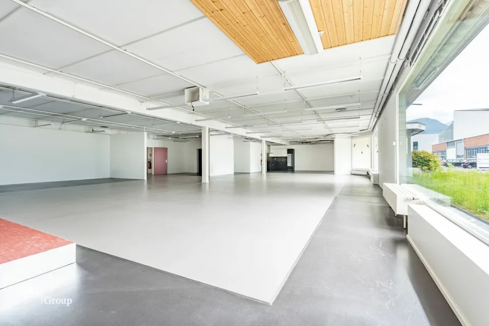 Spazio amministrativo moderno e luminoso