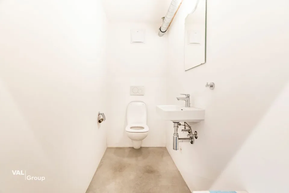 Spacious commercial hall for diverse commercial use in prime location
