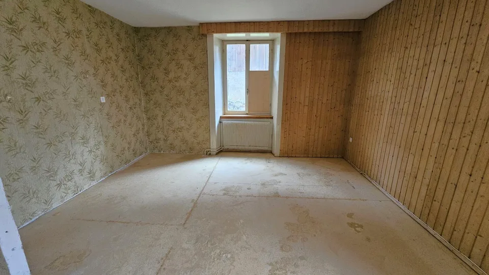 Situé à Malleray dépôt/entrepôt/stockage de 4 pièces au rez à louer