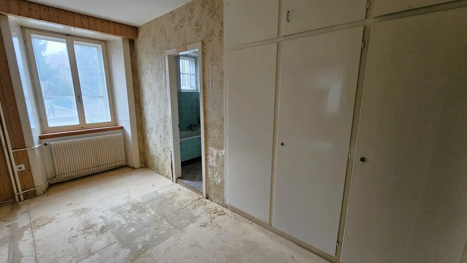 Situé à Malleray dépôt/entrepôt/stockage de 4 pièces au rez à louer