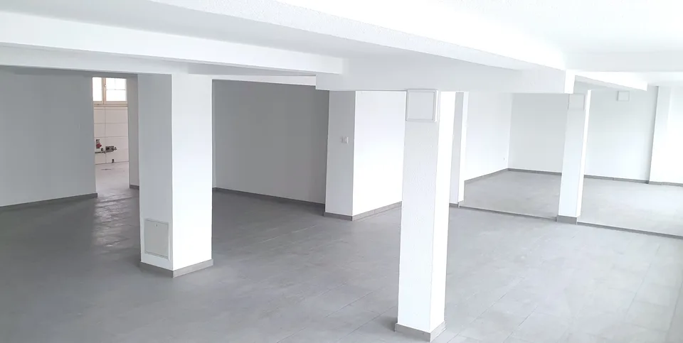 Spazio commerciale con grande terrazza, ideale per caffè/nido/studio di Pilates o yoga