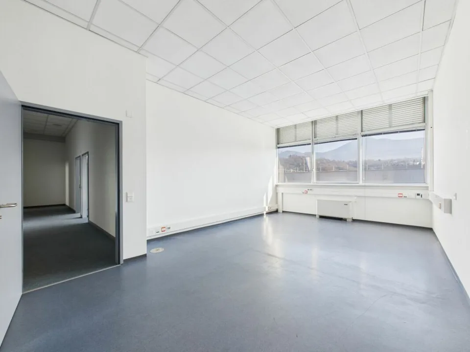 Manno : nous proposons un bureau lumineux au premier étage de 205 m² idéal pour divers usages