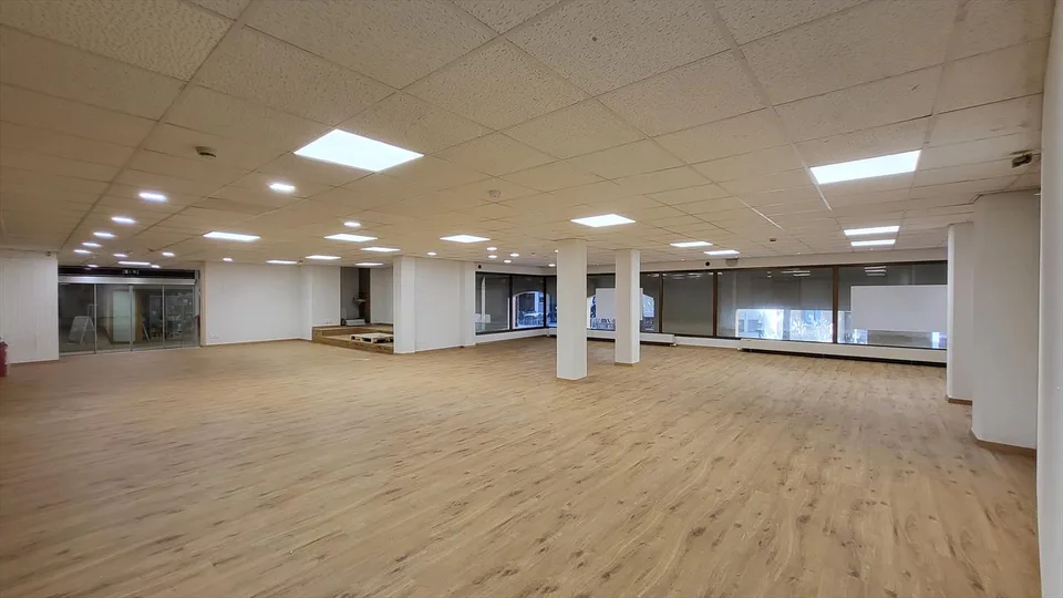 Rue des Moulins 51, Neuchâtel - 360m2 renovierter Raum in 2025