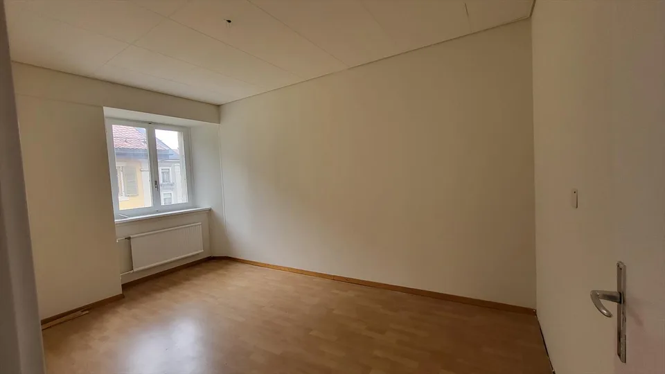 Place de l'Hôtel-de-Ville 6, La Chaux-de-Fonds - 3 pièces au 3ème étage