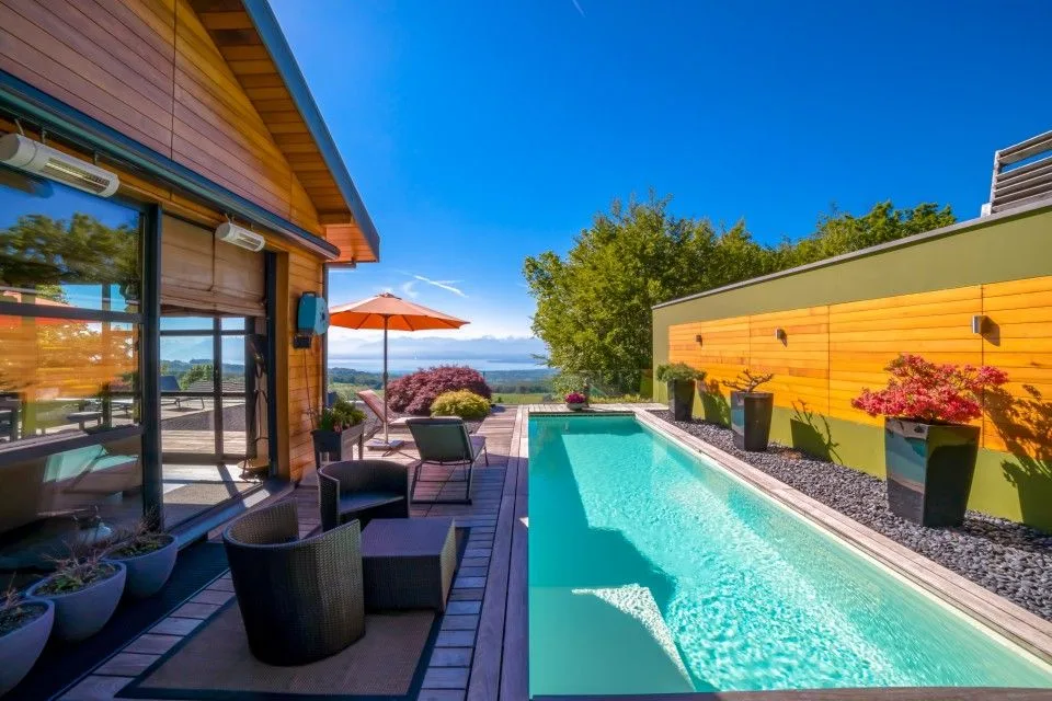 Besuchen Sie uns in 3D // Möblierte Villa / Atemberaubender Blick auf den See / Pool