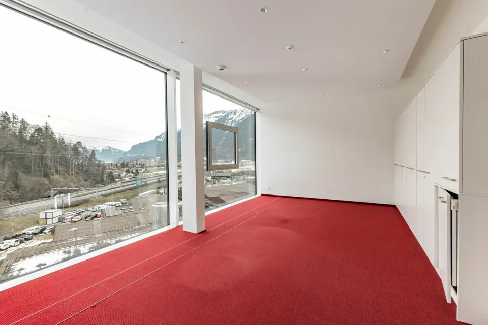 Moderne, grossflächige Büro- &amp; Gewerbefläche in Matten