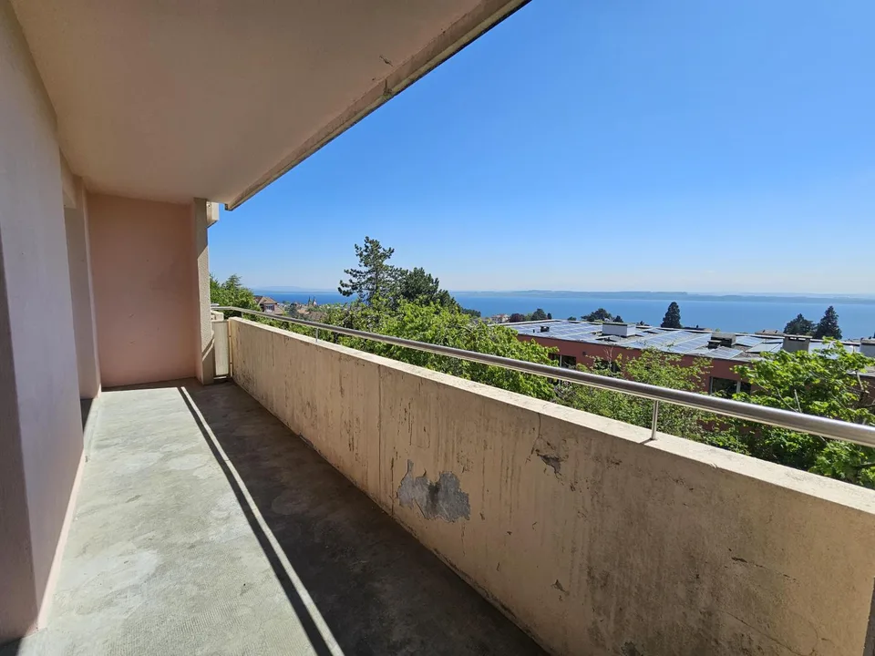 Modernes Studio mit Balkon und atemberaubendem Blick in Neuchâtel