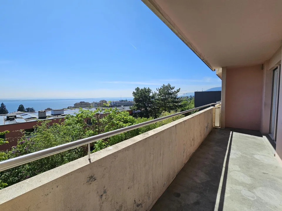 Modernes Studio mit Balkon und atemberaubendem Blick in Neuchâtel