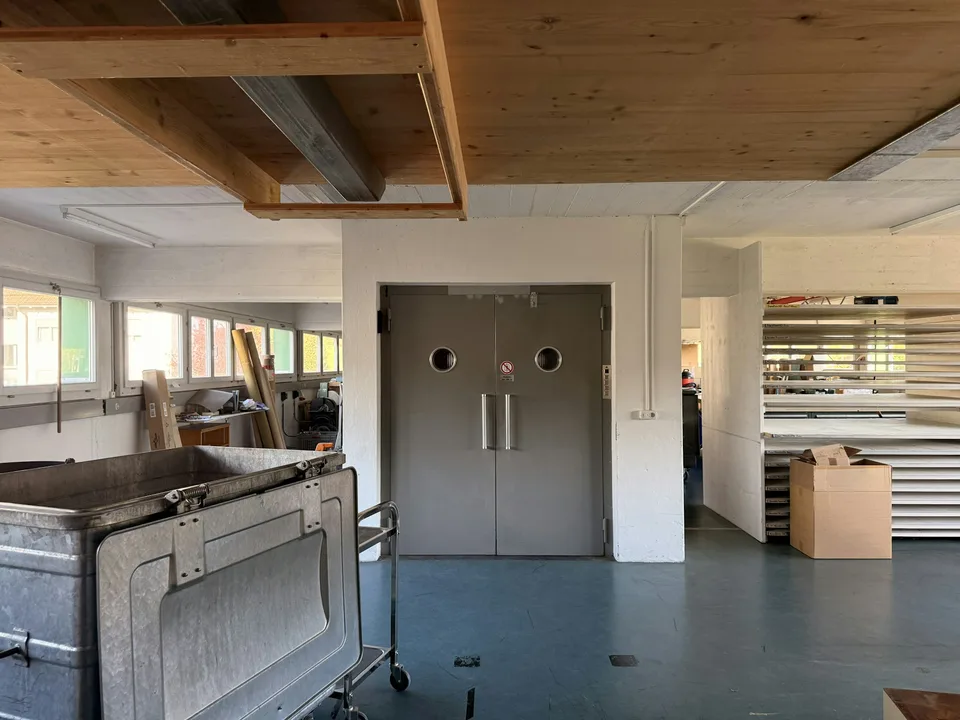 Gewerberaum mit Rampe und Warenlift in Elsau