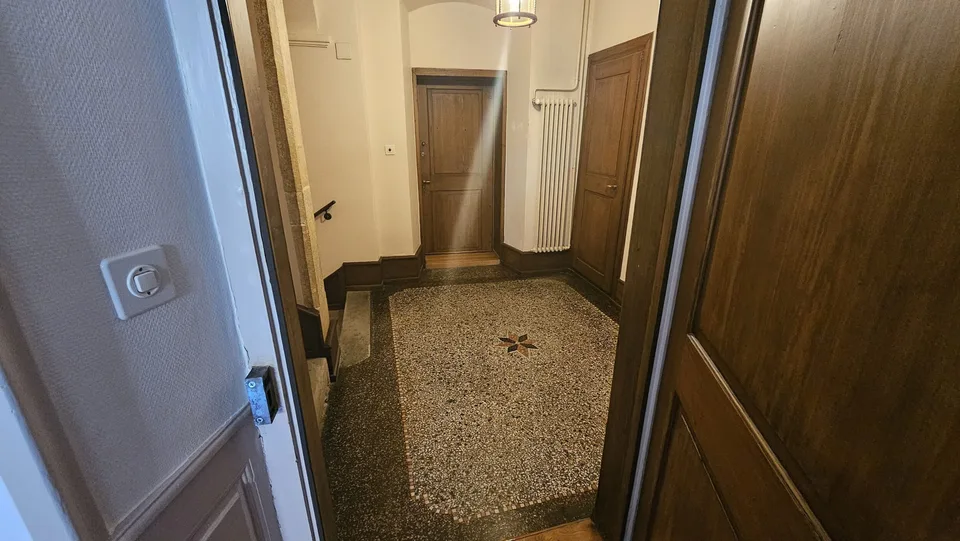 Zu vermieten in Delémont im historischen Zentrum 1 Büro mit 4 Zimmern