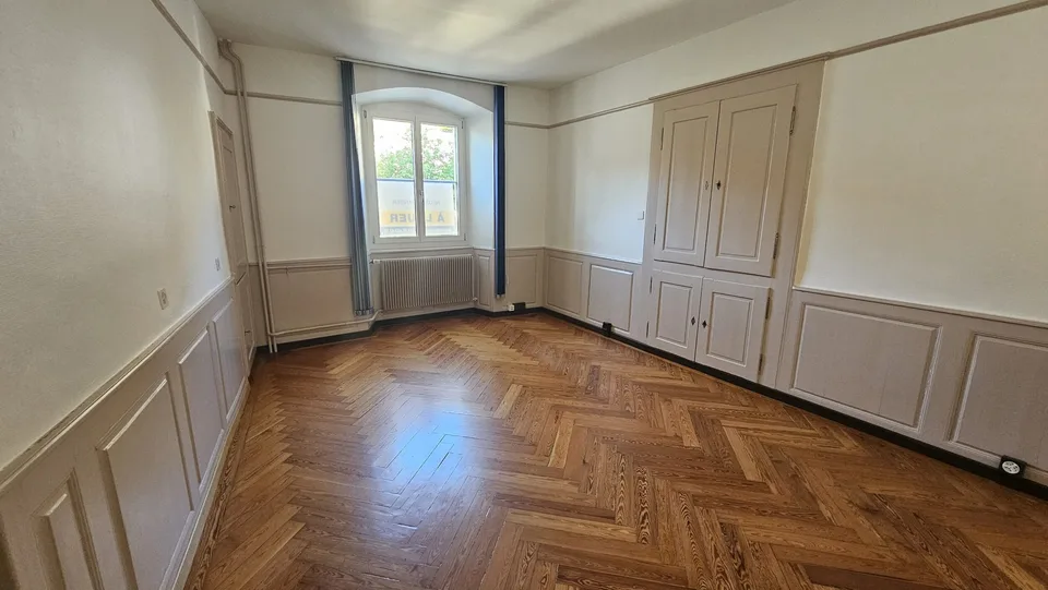 Zu vermieten in Delémont im historischen Zentrum 1 Büro mit 4 Zimmern