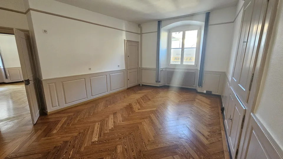 Zu vermieten in Delémont im historischen Zentrum 1 Büro mit 4 Zimmern