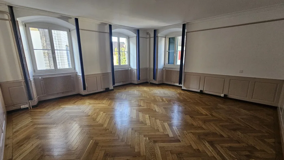 Zu vermieten in Delémont im historischen Zentrum 1 Büro mit 4 Zimmern – Foto 6 von 13