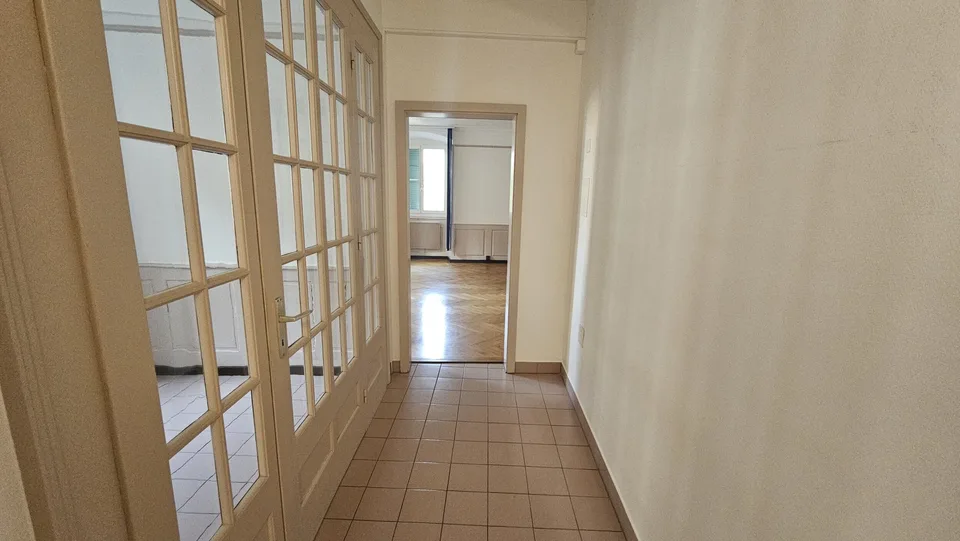 Zu vermieten in Delémont im historischen Zentrum 1 Büro mit 4 Zimmern – Foto 8 von 13