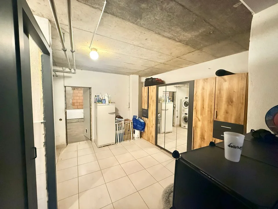 Gemischter Raum mit 2,5-Zimmer-Wohnung und Werkstatt - Zentrum von Tramelan