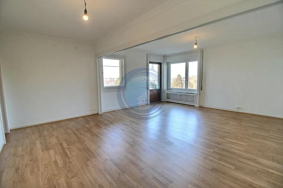 Geräumige 4,5-Zimmer-Wohnung mit Büro und Seeblick