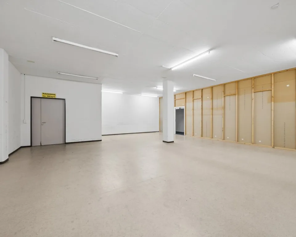 Bureau et espace de stockage pour une utilisation flexible avec accès au monte-charges