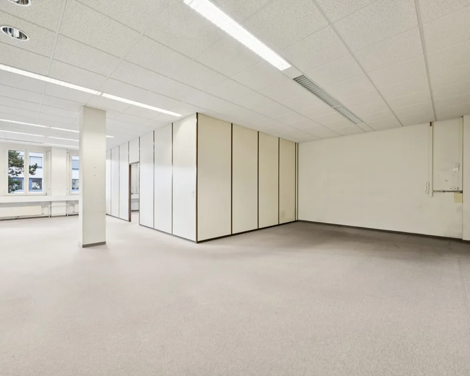 Bureau et espace de stockage pour une utilisation flexible avec accès au monte-charges