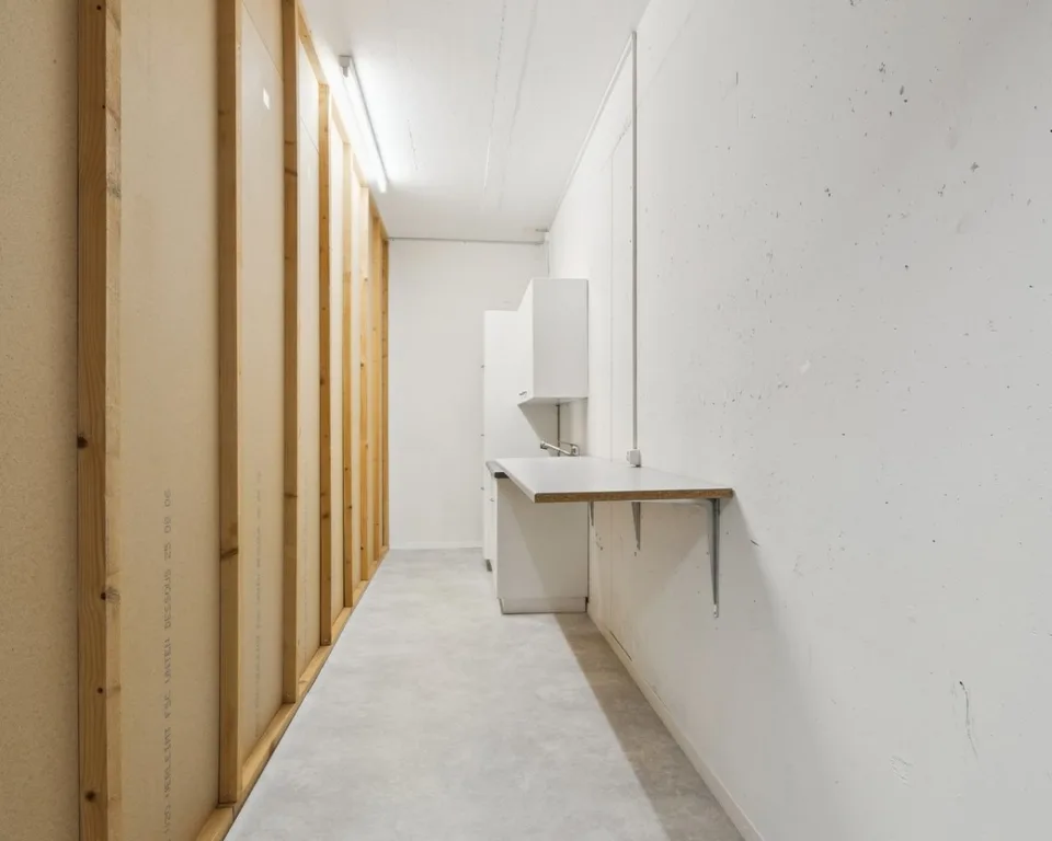 Bureau et espace de stockage pour une utilisation flexible avec accès au monte-charges