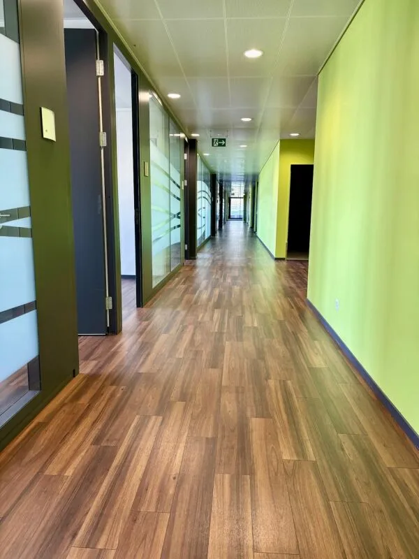 Superbe surface de bureau 1500 m2 divisibles dans très bel environnement très accessible: CFF + Autoroute