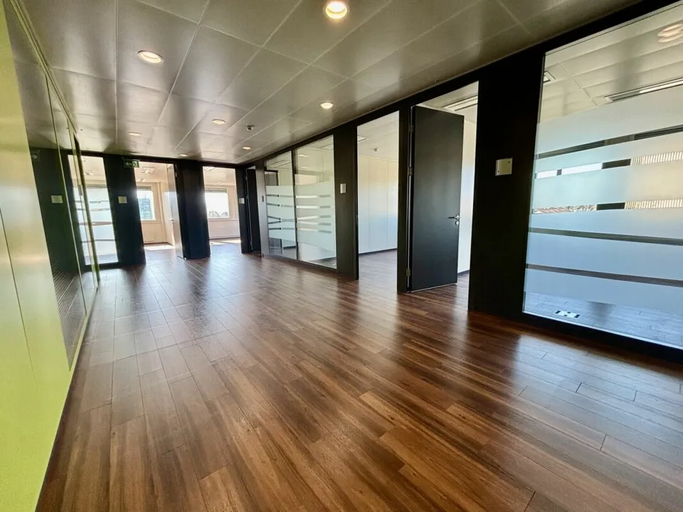 Superbe surface de bureau 1500 m2 divisibles dans très bel environnement très accessible: CFF + Autoroute