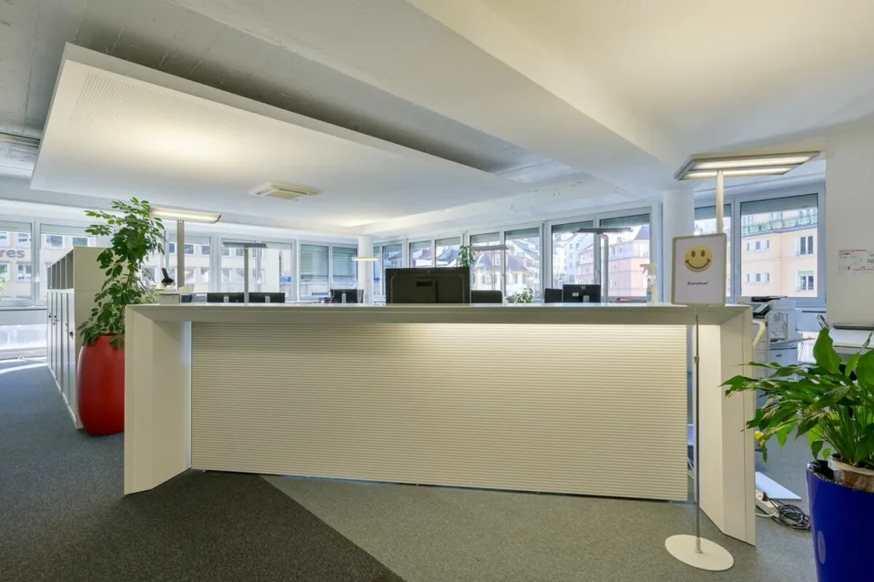 Ihre 1500 m² teilbaren Büros ab 450 m² zur Miete im Stadtzentrum von Lausanne, U-Bahn, Geschäfte.