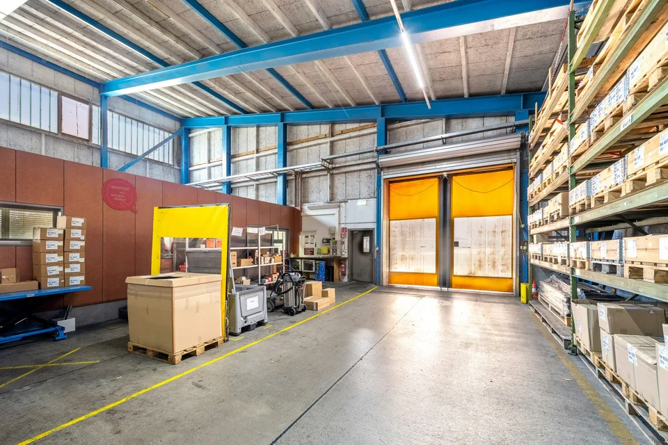 Spazio di stoccaggio attraente e molto conveniente di 6.000 m² con 1.000 m² di area di consegna coperta sull'autostrada
