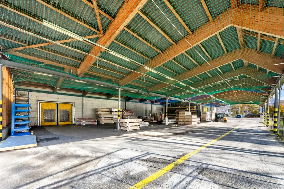 Spazio di stoccaggio attraente e molto conveniente di 6.000 m² con 1.000 m² di area di consegna coperta sull'autostrada