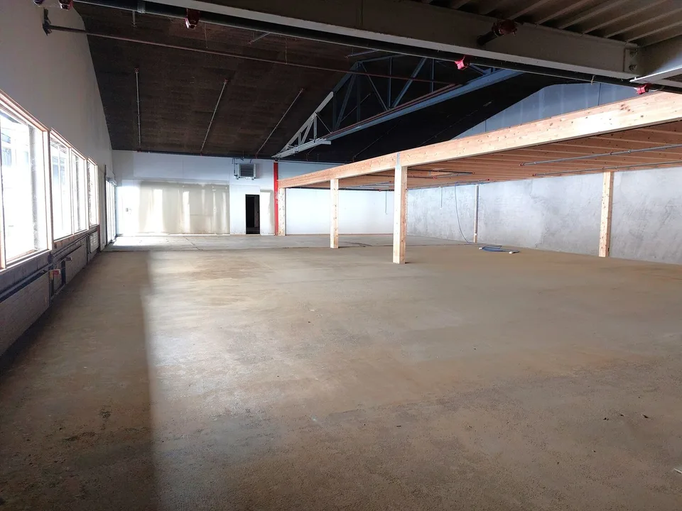 Geschäftsfläche 582 m2 – Mehrere Parkplätze – Höhe 4.5