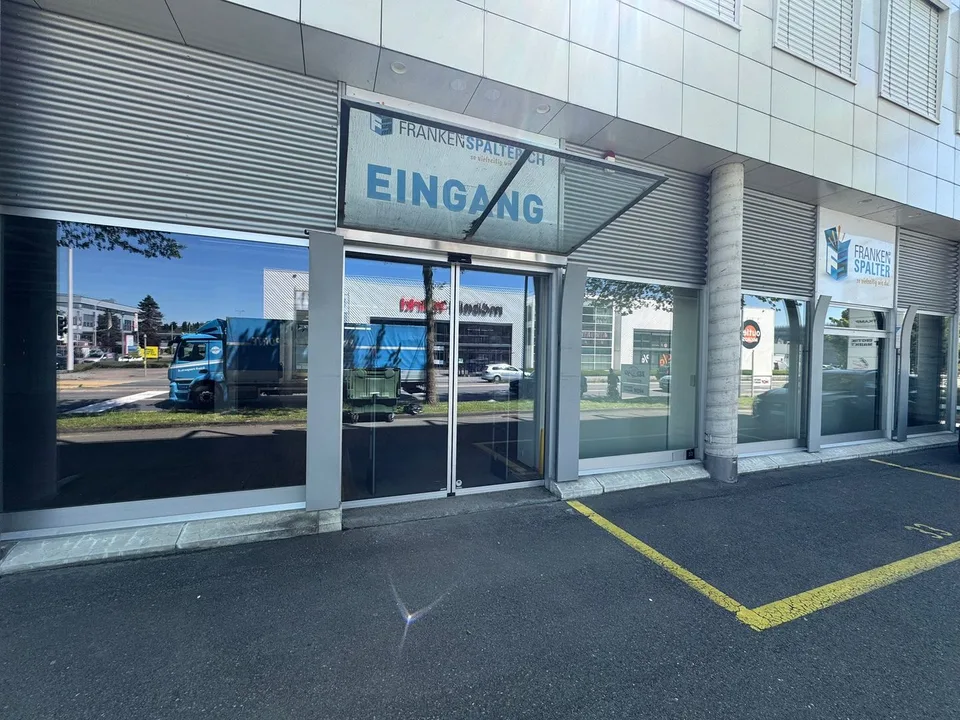 Attraktive Ladenfläche im befahrenen Zentrum von Dierikon direkt an der Autobahn