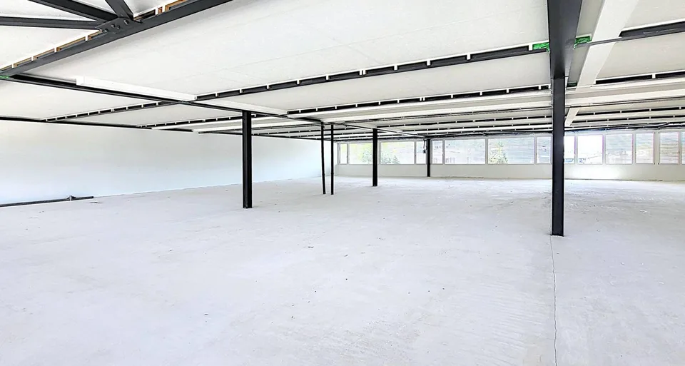 Ora anche a partire da 240 m2 - spazi commerciali a livello del suolo a Root!