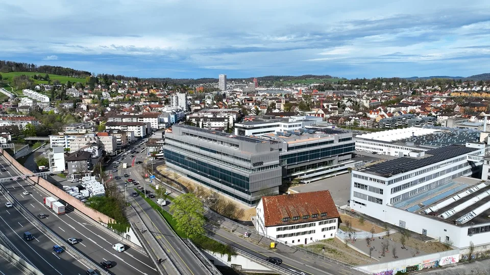 Première location dans un immeuble commercial de premier ordre / Places de parking disponibles