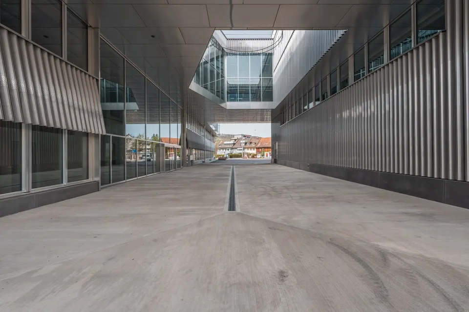 Première location dans un immeuble commercial de premier ordre / Places de parking disponibles
