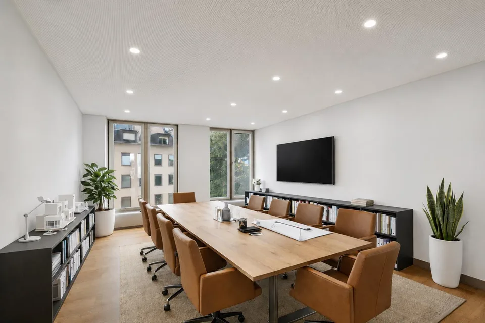 Mise à jour : y compris la rénovation du plafond - étage de bureau développé près de HB