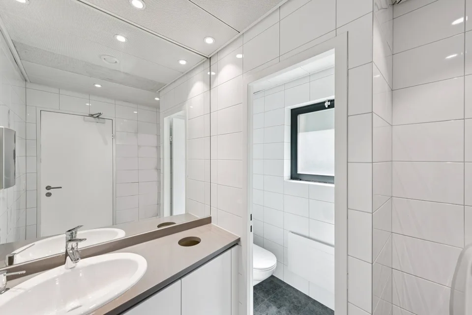 Mise à jour : y compris la rénovation du plafond - étage de bureau développé près de HB